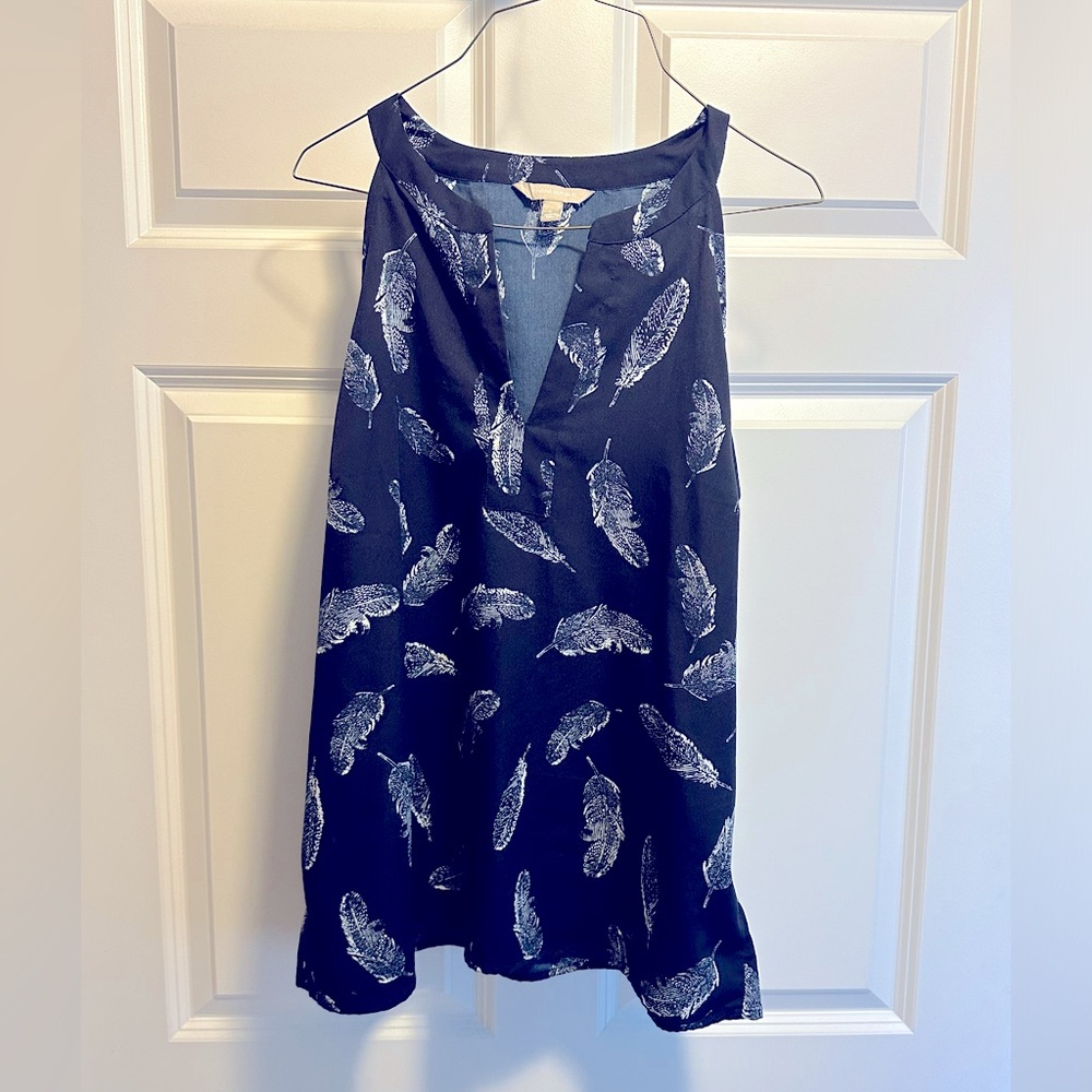 Navy/white feather printed sleeveless blouse, Size Large Banana Republic brand